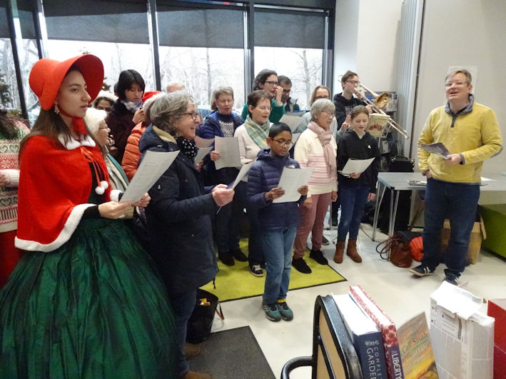 The Christ Church choir, Clay Farm Centre Christmas Fair. Photo: Andrew Roberts, 9 December 2023.