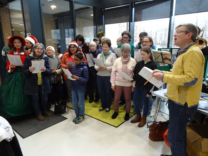 The Christ Church choir, Clay Farm Centre Christmas Fair. Photo: Andrew Roberts, 9 December 2023.