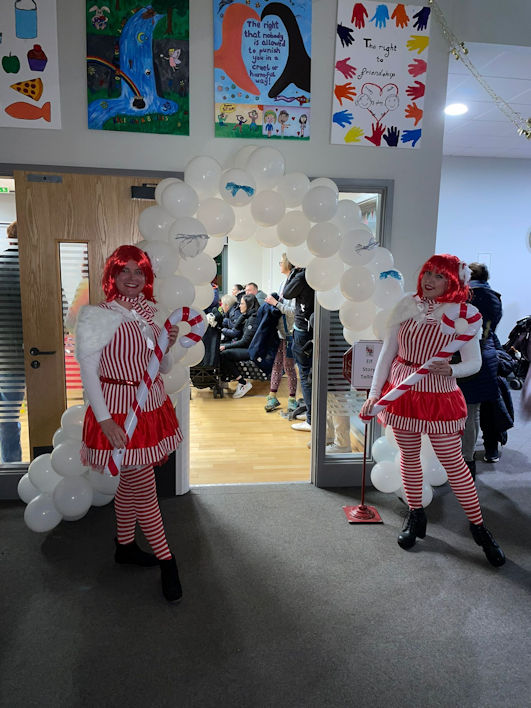 Trumpington Meadows Winter Wonderland: evles by the balloon arch. Photo: TM DAG, 15 December 2023.